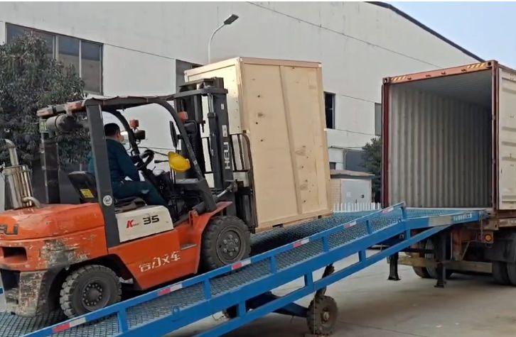 山東奔馬工程機(jī)械30臺9米移動(dòng)照明車出口發(fā)貨