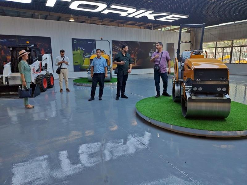國外客戶來我廠參觀考察小型壓路機(jī)，并達(dá)成合作意向