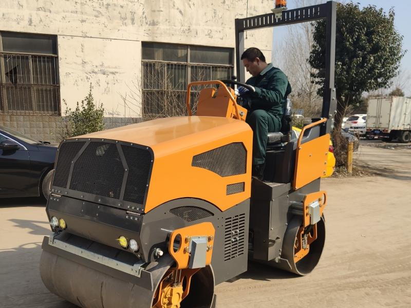 國外某代理商訂購奔馬5噸小型壓路機(jī)